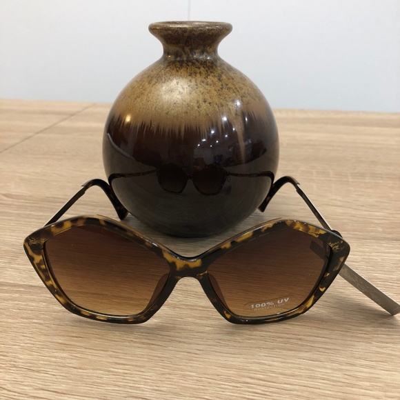 Women's Sunglasses with Metal Temple - Picture 3 of 4